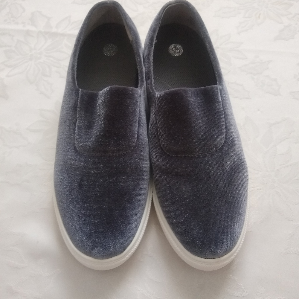 New 🎀 Velvet slip on sneakers shoes